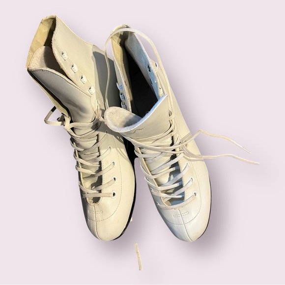 Women’s Figure Skates by American 
size 10
White - Picture 6 of 12